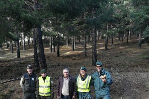 El alcalde de Bayárcal con agentes del Seprona y de la Guardería Forestal de Sierra Nevada con un decomiso de setas a recolectores furtivos.