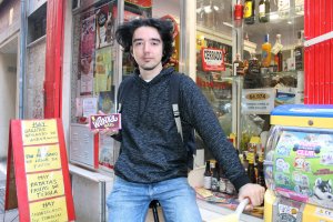francisco palenzuela en la puerta de la Tiendecilla, en la calle de las Tiendas, llevando el pedido de chocolate.