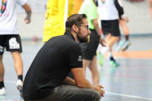 Requena dando instrucciones a sus jugadores.