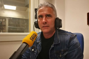 El comentarista de Carrusel en los estudios de la Cadena SER.