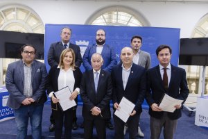 Los alcaldes junto al presidente de Diputación tras la firma del acuerdo.