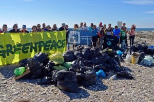 Recogida de residuos en la plata de la Rambla de las Amoladeras.