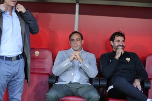 Fran quemando los últimos minutos de relax antes de la batalla del banquillo.