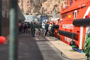Desembarco de tres cadáveres en una patera en el Puerto de Almerí