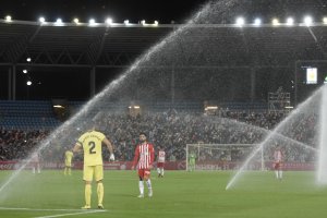 Se mima tanto el césped que hasta se riega durante los partidos.