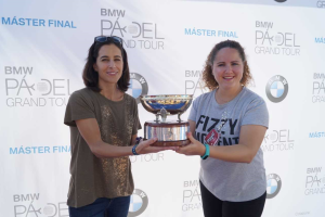 Las campeonas con su trofeo.