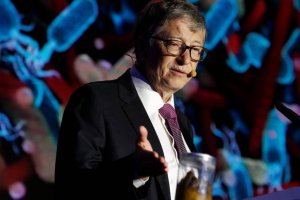 Bill Gates presentó su inodoro junto a un tarro de heces.