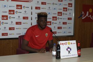 Yan Eteki en rueda de prensa.