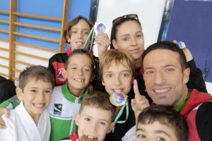 La familia de la EDM Kanku tras su gran éxito.