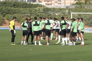 Charla del míster a los jugadores.