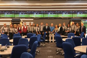 El equipo de profesionales con Juan Rodríguez, fundador del Bingo Reyes Católicos, en el centro