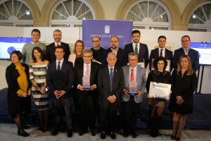 El presidente de la Diputación y las diputadas provinciales junto a los galardonados.