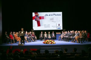 Sobre el escenario del Teatro Auditorio ‘Ciudad de Vícar’ estuvieron los premiados en el Día de la Provincia 2018