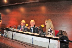 Antonio Bonilla, alcalde de Vícar; y Gabriel Amat, presidente de la Diputación; con la periodista Davinia Piqueras.