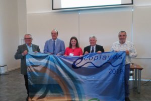 la concejala de Turismo, Luisa Barranco, recibiendo el distintivo