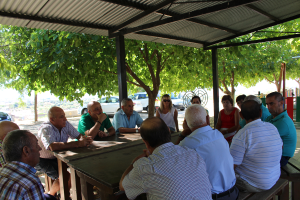 Encuentro entre el alcalde, Domingo Fernández, y varios vecinos.