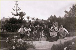 Familias Martínez Soler, Soler Márquez y Figuera de Vargas, enriquecidas con la minería, en el jardín del Cortijo de Campos, a finales del siglo XIX.