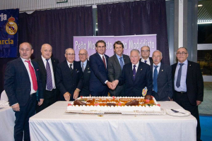 Partiendo la tarta de cumpleaños en unión.