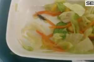 Ensalada servida en un hospital de Murcia.