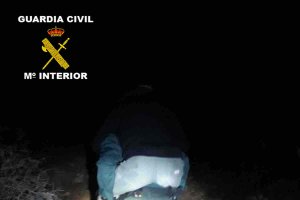 La Guardia Civil tuvo que cargar con uno de los rescatados para salir de la zona en la que quedó atrapado.