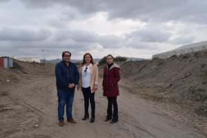 La alcaldesa Esperanza Pérez (centro) en una de las ramblas que forman parte del plan de actuación.