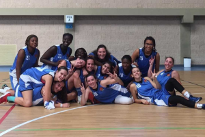Las jugadoras roqueteras celebran en la pista.