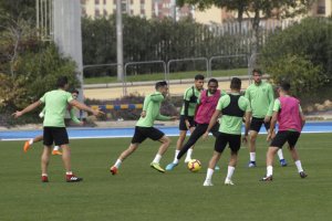 Partidillo a medio campo en el entrenamiento.