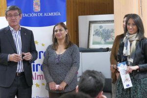 El alcalde de Adra, Manuel Cortes, junto a la diputada, Carmen Belén López, durante la visita al taller.