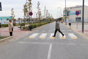 El concejal de Obras Públicas y Mantenimiento, José Andrés Cano, cruzando uno de los pasos instalados.