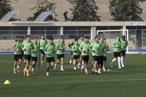 Los jugadores iniciando el calentamiento.