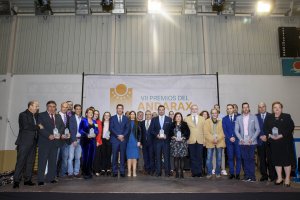 La foto de familia, con los premiados, las autoridades y la dirección de LA VOZ.