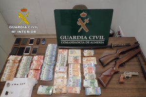 Armas de aire comprimido, dinero en efectivo y móviles incautados al clan desarticulado