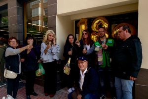 El vendedor rodeado de directivos de la ONCE y clientes habituales