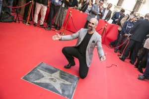 Luis Tosar posa ante su recién estrenada estrella.