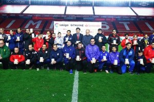 Representantes de los equipos participantes tras la ceremonia de apertura de la Liga Genuine.