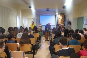 Antonio Bonilla responde a preguntas de alumnos.