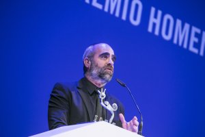 Luis Tosar agradeciendo el premio \'Almería, tierra de cine\'.