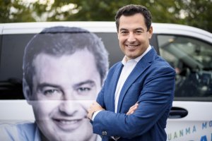 El candidato del PP, junto al vehículo en el que se desplaza por Andalucía