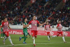 Álvaro Giménez celebra su gol al Sporting en el Estadio de los Juegos Mediterráneos.