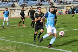 Samu Corral peleando por un balón en ataque.