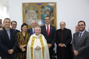 El hermano mayor, el consiliario, el canónigo y las autoridades asistentes con el alcalde a la cabeza.