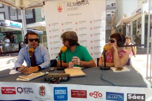 El alcalde, Ramón Fernández-Pacheco, junto con el conductor del programa, Fernando Cuadrado, y Lola González, periodista de LA VOZ.