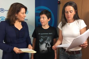 Las parlamentarias del PP Carmen Crespo y Aránzazu Martín con la portavoz de los profesores interinos en huelga.