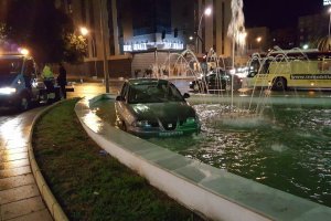 El coche en el interior de la fuente de la plaza de San Luis.