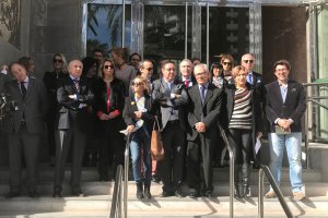 Los jueces y fiscales que se han concentrado hoy en la puerta de la Audiencia Provincial en la calle Reina Regente. Foto: F. Cuadrado