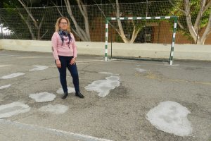 Begoña García en la deteriorada y parcheada pista deportiva del colegio Jesús de Perceval.