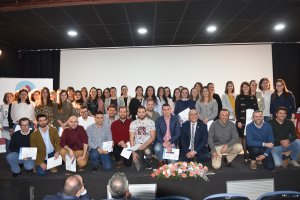 Foto de familia de participantes en el programa y concejales.