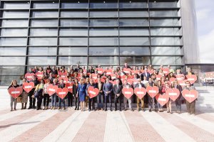 Representantes de los 103 municipios y diputados provinciales con las simbólicas señales de tráfico.