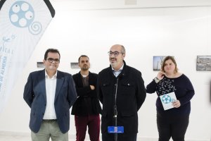 Artistas premiados durante la apertura de la muestra.