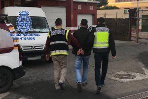 Dos policías nacionales llevan al detenido en El Ejido.